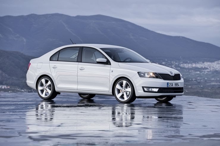 Skoda Rapid (457 000 ₽)
Дизельный Skoda Rapid 2014 года выпуска доступен за 457 000 «деревянных». Трудовой стаж «рабочей лошадки» со 105-сильным мотором объемом 1,6 л и «механикой» составляет 66 569 км. Среди опций указаны ABS, парктроник, противотуманки, обогрев зеркал и сидений, кондиционер, бортовой компьютер, электростеклоподъемники и штатная аудиосистема.

Это также предложение от московского дилера, утверждающего, что лифтбек прошел диагностику и предпродажную проверку по 49 параметрам, а также полный мониторинг на предмет юридической чистоты. При покупке Skoda Rapid имеется возможность использования кредитной программы.