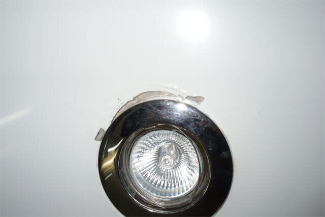 эксплуатация натяжного потолка возможна при определенном температурном режиме (детальнее: "Натяжные потолки: температура эксплуатации"). Если помещение не отапливается в зимнее время, его там не устанавливают, поскольку он начинает растрескиваться, а материал изготовления становится хрупким. Пленка ПВХ под воздействием высоких температур растягивается и иногда плавится. Понятно, что настолько повышенных температур в жилых помещениях не бывает, но встроенные светильники с обычными лампочками накаливания повреждают полотно. Для того чтобы избежать неприятностей, следует выполнять рекомендации относительно ограничений по мощности и видам осветительных приборов для пленочных потолков;

