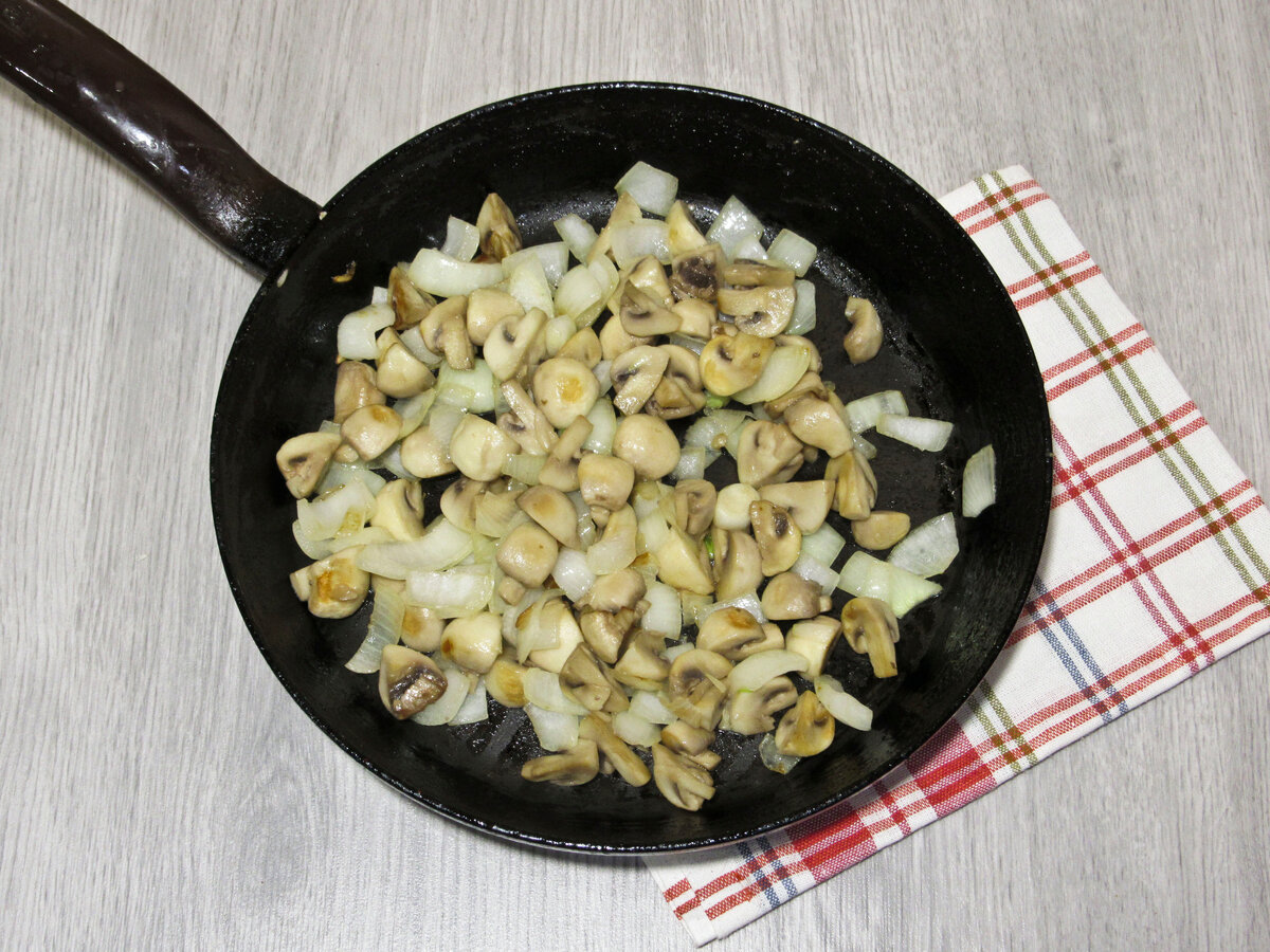 Сытное блюдо в пост: один из самых удачных рецептов приготовления картофеля с грибами в рукаве