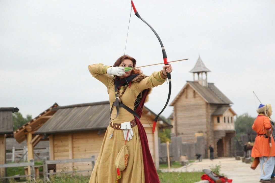 Ancient ruses. Русь. Новгородский лучник 13 век. Щурово Городище стрельба из лука. Русский лучник 13 век реконструктор. Лучники у воинов древней Руси.