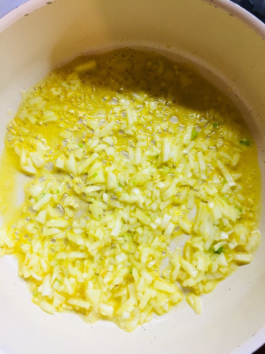 Затем добавляем лук.Достаточно будет одной средней луковицы.