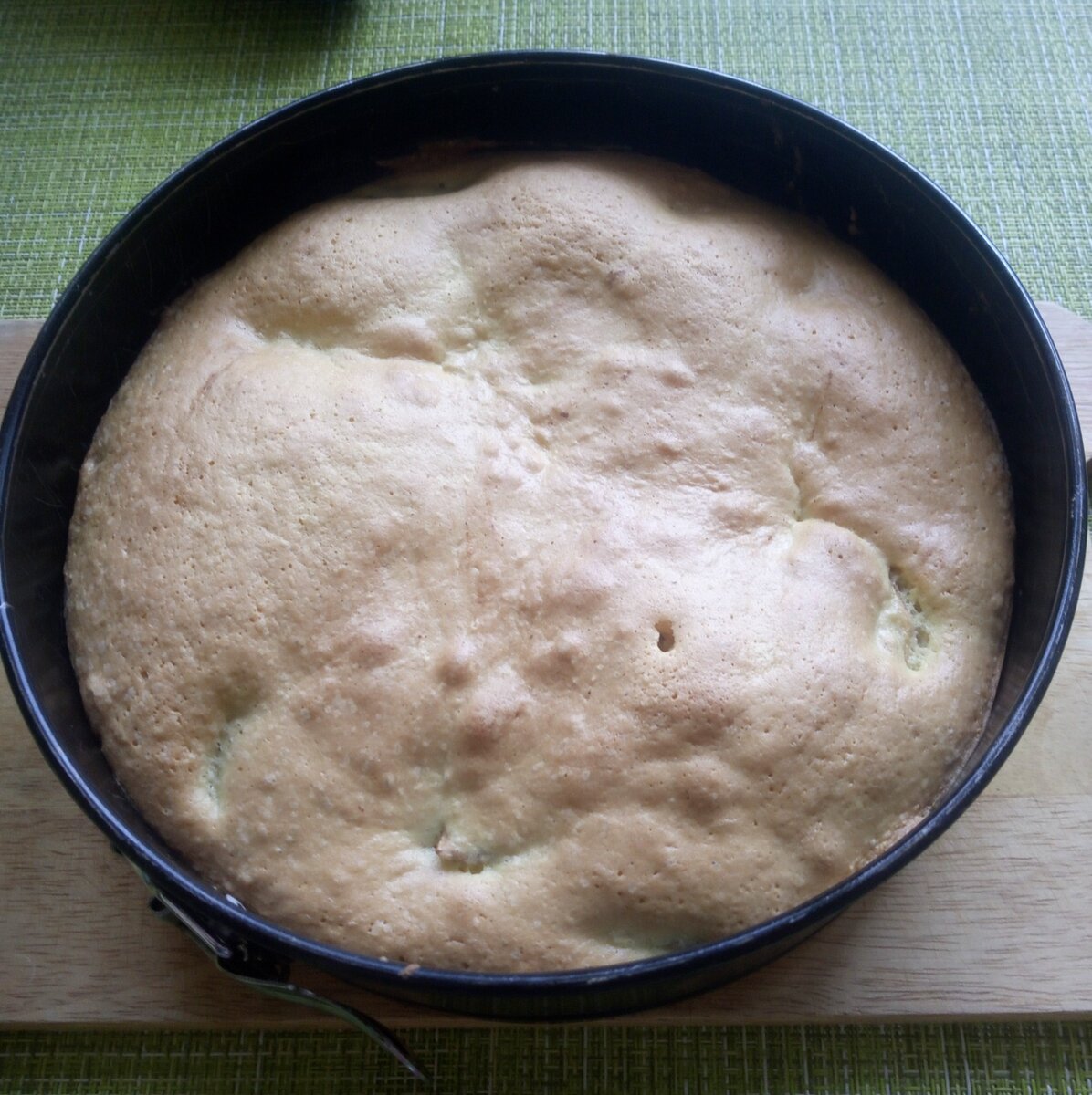 Шарлотка с яблоками в духовке со взбитыми белками. Шарлотка белки отдельно от желтков. Шарлотка на листе в духовке. Шарлотка без желтков на белках. Шарлотка со взбитыми белками рецепт.