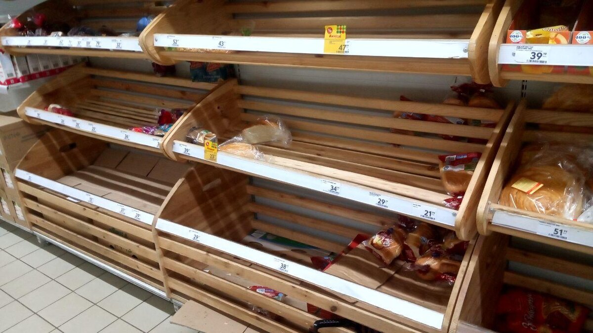 Хлеб - всему голова! Хлеб - раскупается очень быстро, люди ждут с утра приезда машины