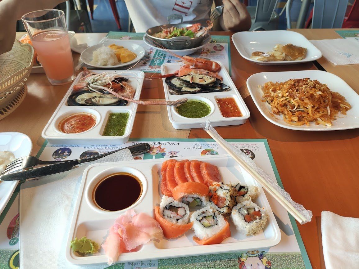 Морепродукты, суши, лапша, омлет.