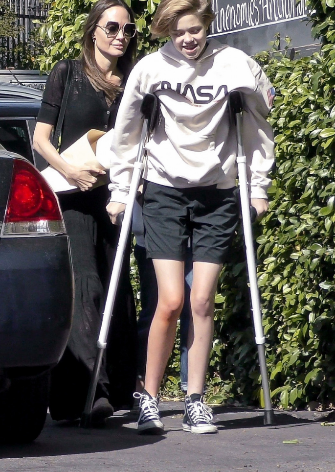 Анджелина Джоли и Шило после выхода из больницы 