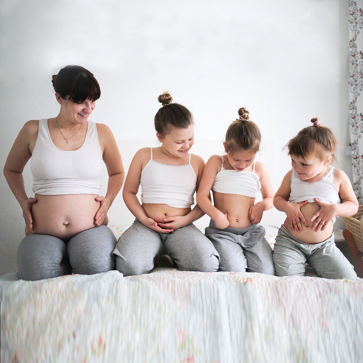 Рождения четверых детей. Фото беременных мамочек групповое.