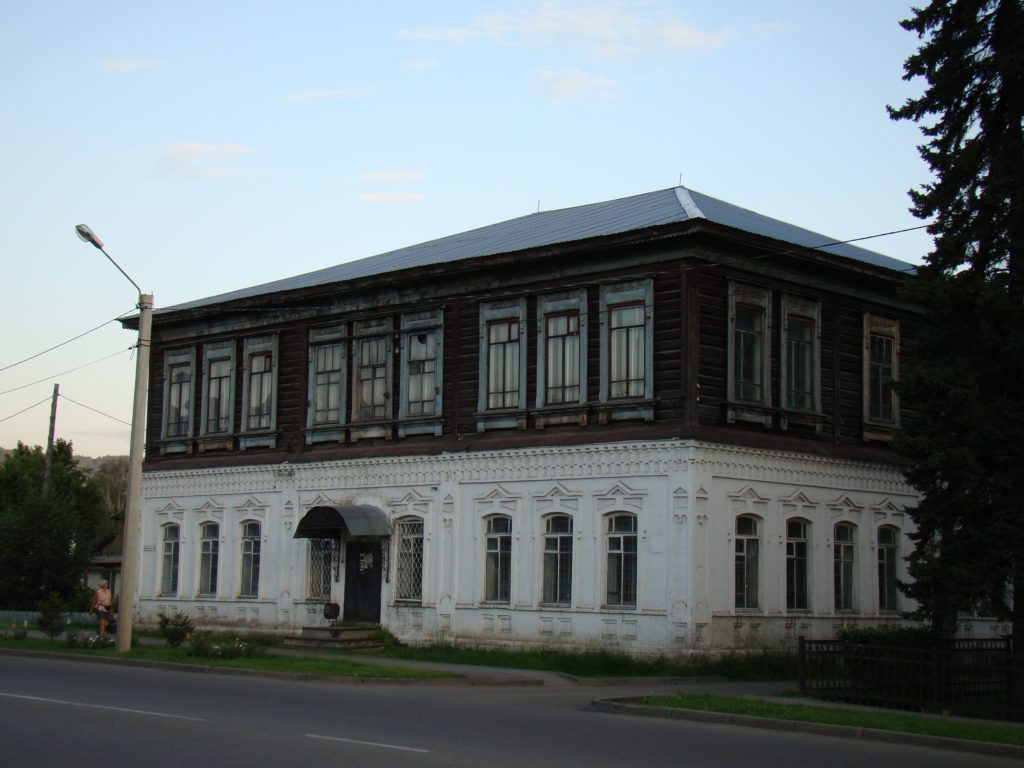 Город Горно-Алтайск. Старый корпус физико-математического факультета Горно-Алтайского государственного университета. Здание было построено в 1902 г. как мужская второклассная школа Алтайской духовной миссии. Здесь, помимо основных богословских дисциплин, изучались: математика, грамматика, рисование и ведение домашнего хозяйства. В 1920-е гг. был надстроен второй этаж, и здание утратило свой первоначальный облик. До 1927 г. здесь располагалась школа десятилетка, после – областные учительские курсы для подготовки учителей для национальных школ; с 1928 г. – педагогическое училище, затем физико-математический факультет Горно-Алтайского государственного педагогического института, а с 1993 г. – Горно-Алтайского государственного университета. Источники: Улала. Ойрот-Тура. Горно-Алтайск. Страницы истории. – Горно-Алтайск, 1997. – С. 20; Крейдун Ю.А. Храмы Горно-Алтайска и его предместий в ХХ – начале ХХI века. – Барнаул, 2010. – С. 28; Горно-Алтайск исторический (стенд).
Фото Ирины Тохон (Полтевой)