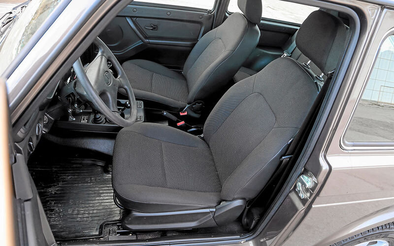 Передние сиденья удобнее в части складывания и поясничного упора. О боковой поддержке по-прежнему мечтаем.