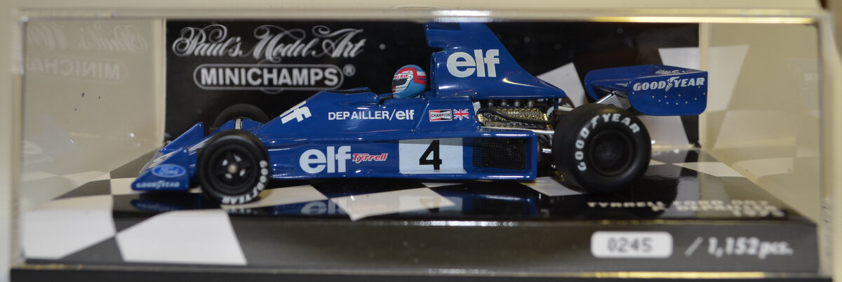 Модель практически упирается в крышку пластикового бокса