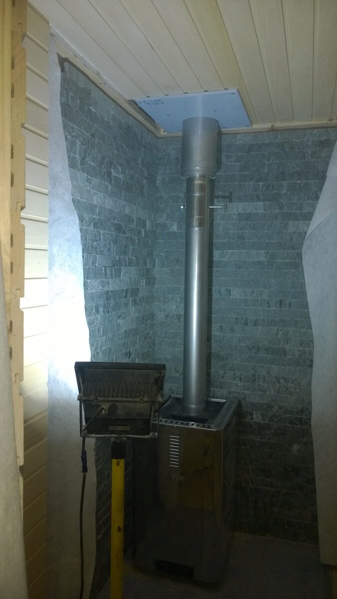 я монтировал дымоход и печку пока облицовки не было.