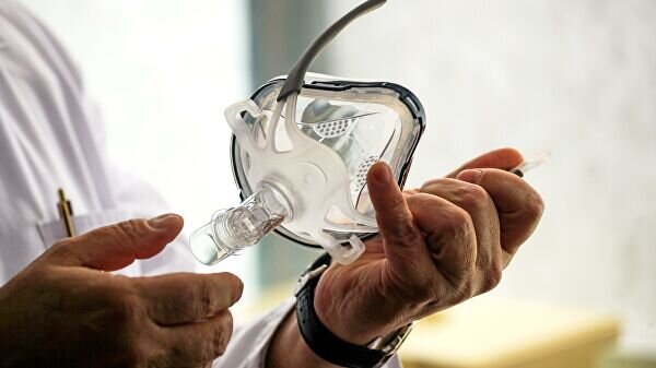 Число умерших от коронавируса в больницах и медико-социальных учреждениях Франции превысило 13,8 тысячи человек, заявил в субботу глава Генеральной дирекции здравоохранения страны Жером Саломон.В пятницу сообщалось о 13 197 жертвах коронавируса во Франции.19:08                       США вышли на первое место по числу жертв коронавируса"В общей сложности в больницах и медико-социальных учреждениях с первого марта скончались 13832 человека", - сказал Саломон на брифинге.   По его словам, в больницах умерли 8943 человека, за последние сутки из жизни ушли – 353 человека. В домах престарелых от коронавируса скончались 4889 человека, отметил он.Во Франции подтверждены 93 790 случаев заболевания, сообщил Саломон. Это на 3114 заразившихся больше, чем в пятницу.С начала эпидемии 67 312 были госпитализированы. В настоящее время более 31 тысячи человек по-прежнему находятся в больницах. За последние сутки в госпитали поступили 2044 новых пациента, заразившихся коронавирусом. 6883 человека находятся в реанимации.Вместе с тем Саломон отметил, что три дня подряд число пациентов в реанимации снижается. Так, за прошлые сутки число человек в реанимации уменьшилось на 62. "Кажется, что вырисовывается высокое плато, но, я подчеркиваю, эпидемия по-прежнему активна. Мы должны продолжать быть мобилизованными и осторожными", - подчеркнул глава Генеральной дирекции здравоохранения.14:35                       Новый коронавирус "пришел навсегда", предупредил врачСаломон также сообщил, что с начала эпидемии более 26 тысяч человек выздоровели и были выписаны из больниц.Всемирная организация здравоохранения 11 марта объявила вспышку новой коронавирусной инфекции COVID-19 пандемией. По последним данным ВОЗ, в мире зафиксировано уже больше 1,5 миллиона случаев заражения, более 92,7 тысячи человек скончались. 