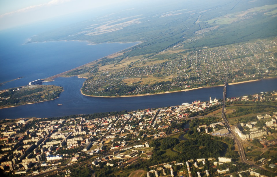 Вид на Рыбинск сверху. на заднем плане здание Рыбинской ГЭС