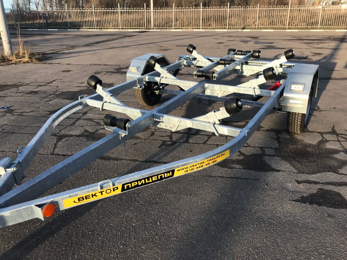 Прицеп для перевозки лодки ЛАВ 81014А на роликах