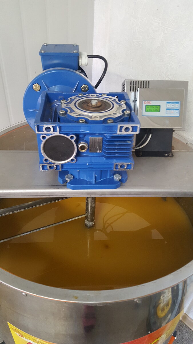 Процесс кремования меда.