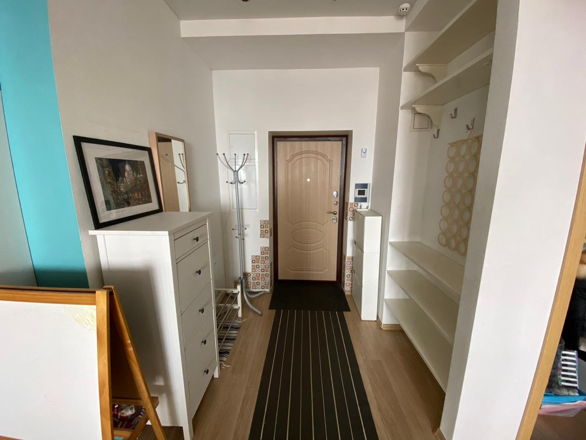 А так выглядит прихожая со стороны квартиры — только обычно все эти полки и вешалки забиты одеждой и обувью так, что самих полок не видно))