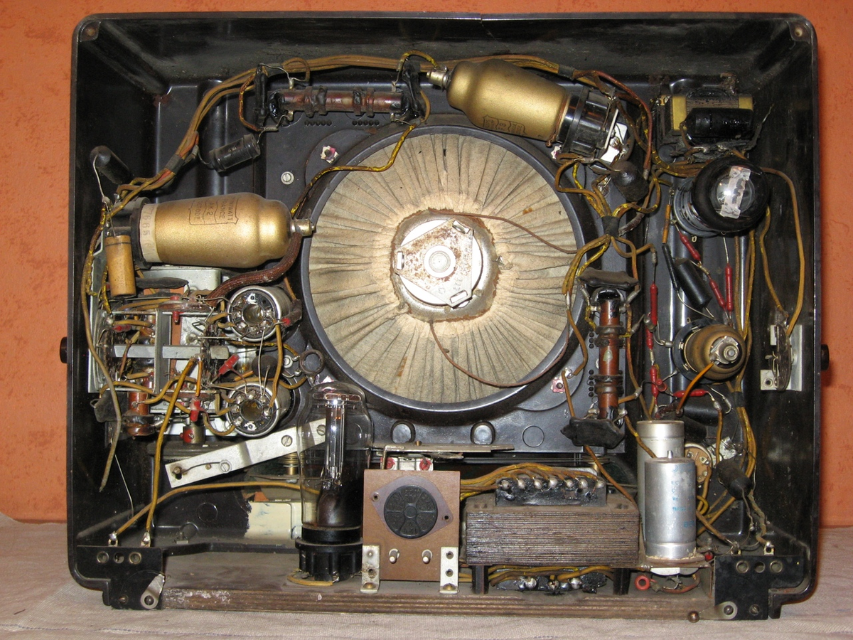 Радиоприемник Philips Matador 2. Вид со снятой задней стенкой.