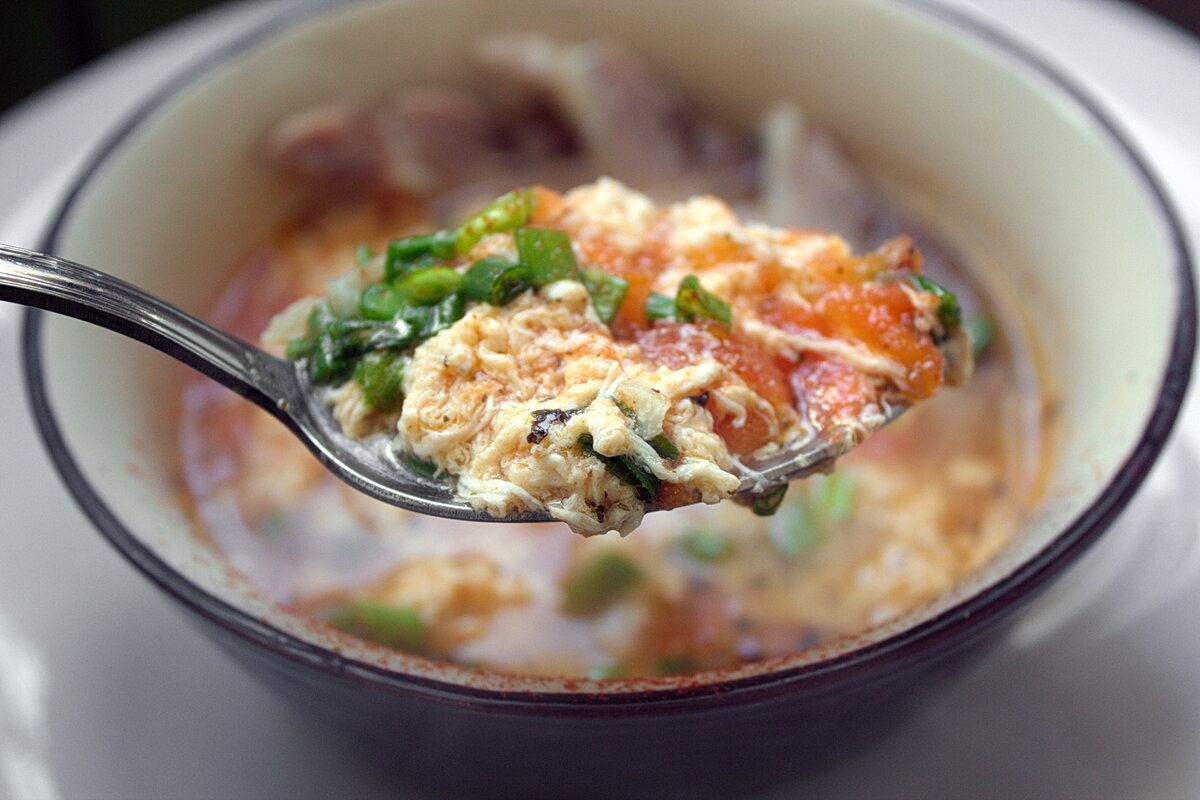 Суп в сковороде: Из яиц и помидоров