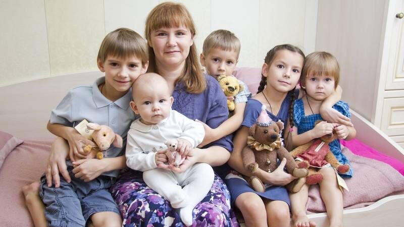  
Согласно законодательства РФ семья признается малообеспеченной в случае, если общий средний доход всех лиц проживающих в ней, включая детей, меньше уровня прожиточного минимума.