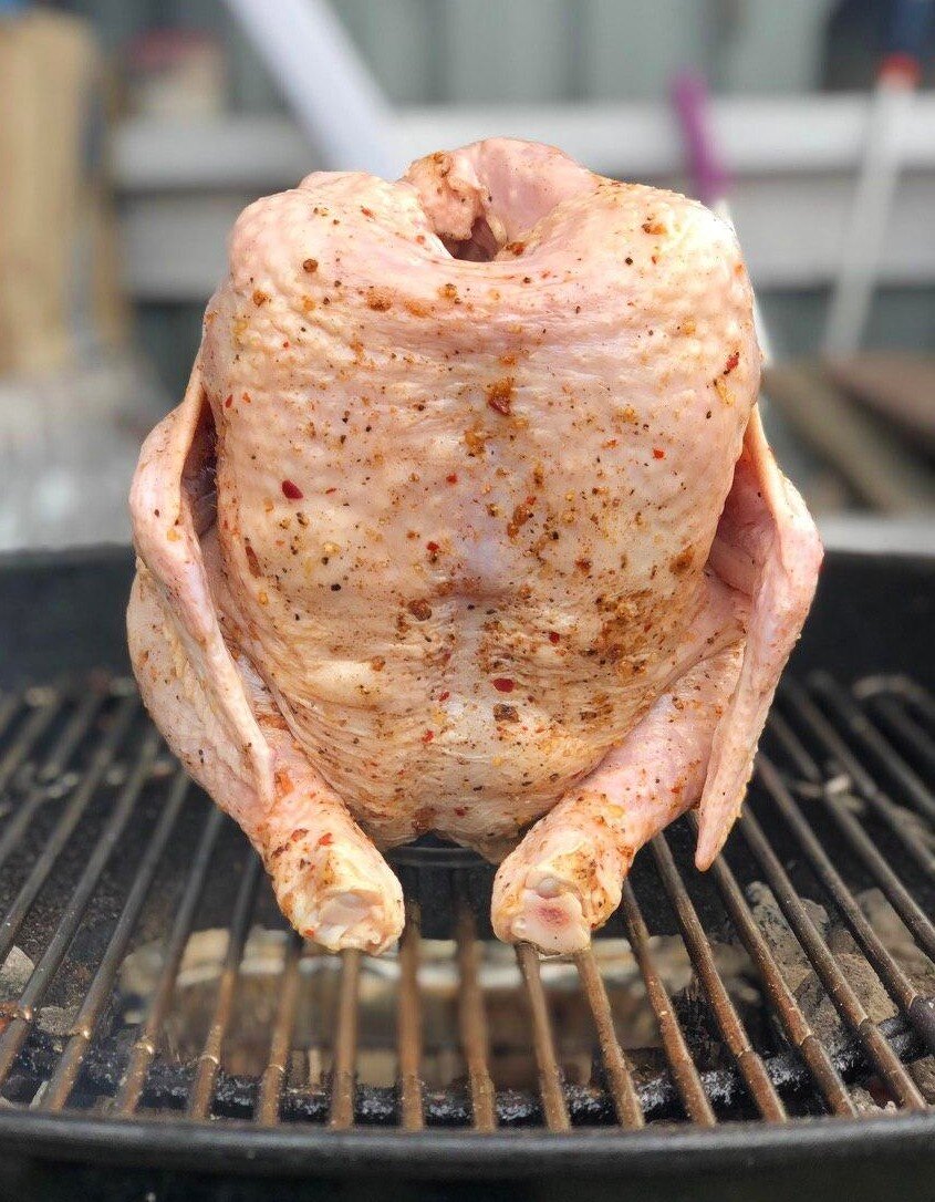 Если у вас есть кулинарная нить - крылья лучше прижать к тушке