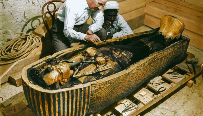 «Смерть скоро настигнет того, кто осмелится нарушить покой мёртвого правителя!» - гласит предупреждение для всех желающих разграбить гробницу великого фараона.
