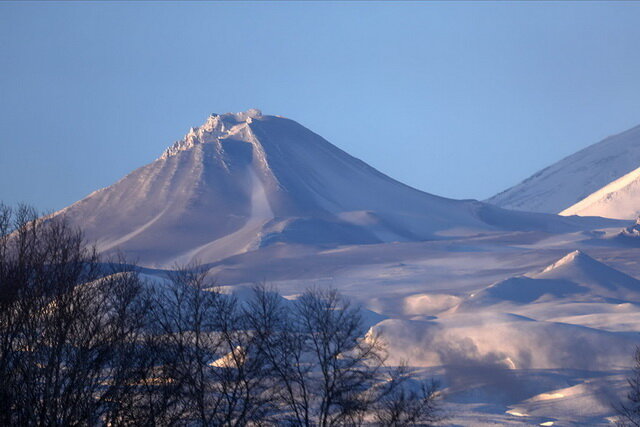 Он отметил, что вулкан Средний расположен также в непосредственной близости от посёлка Ключи Усть-Камчатского района. 
Сотрудники института ведут постоянный мониторинг активности Ключевского вулкана, извержение которого нарастает, но медленнее обычного.
«Во время предыдущих извержений активность вулкана нарастала в течение одного месяца, а сейчас Ключевской «разогревается» с ноября и ещё не вышел на пик активности. Вулканическое спазматическое дрожание увеличилось с 1-2 мкм до 5,5 мкм. Сейсмическая активность низкая. В кратере происходят выбросы вулканических бомб на высоту до 100 метров над кромкой кратера. Кратер глубокий и ещё не заполнился лавой, поэтому потоков на конусе вулкана не наблюдается. Однако некоторые выбросы выносят раскалённый материал на склоны вулкана, в результате чего можно наблюдать лавины в Крестовском желобе и на северо-восточном склоне», - рассказал руководитель Ключевской вулканостанции ИВиС Юрий Демянчук. 
Как отметил Алексей Озеров, в случае усиления активности, пепловые шлейфы будут представлять серьёзную опасность для авиации.

Справка: Ключевской вулкан, высота которого составляет 4800 метров, является самым высоким действующим вулканом Евразии. Вулкан представляет собой правильный конус с вершинным кратером диаметром около 700 метров; на его склонах на высотах 500-3600 метров расположено около 80 побочных взрывных кратеров и шлаковых конусов. Исполин расположен в 30 км от посёлка Ключи Усть-Камчатского района на правом берегу реки Камчатка, в 360 км от Петропавловска-Камчатского. Возраст вулкана оценивается в 7 тысяч лет.