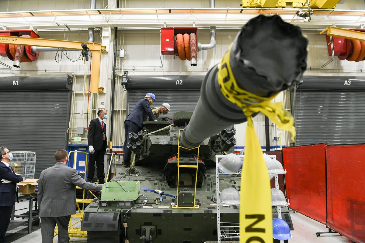 Демонстрация министру армии США Райану Маккарти и армейскому руководству первого опытного образца боевой машины на основе легкого танка М8, разработанной корпорацией ВАЕ Systems по программе армии США Mobile Protected Firepower (MPF).
 