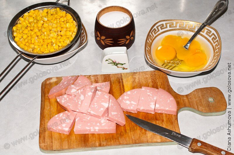 консервированная кукуруза, яйца, вареная колбаса