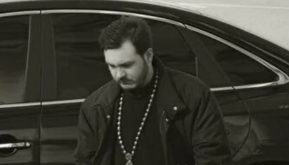 В подмосковной деревне Никулино сотрудники правоохранительных органов задержали настоятеля храма и клирика собора, обнаружив у них наркотики. Полицейские остановили автомобиль Максима Кеменева и нашли у него два грамма наркотического вещества.