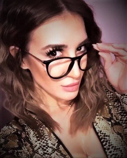 Тиктокер с ником ne_buzova86. (листай влево)