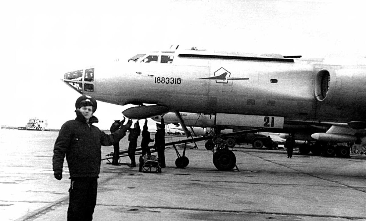 А также ту 16. Экипаж ту 16. Самолет ту 16. Штурман оператор на ту-16.