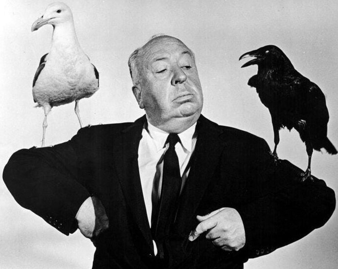 Альфред Хичкок с птицами