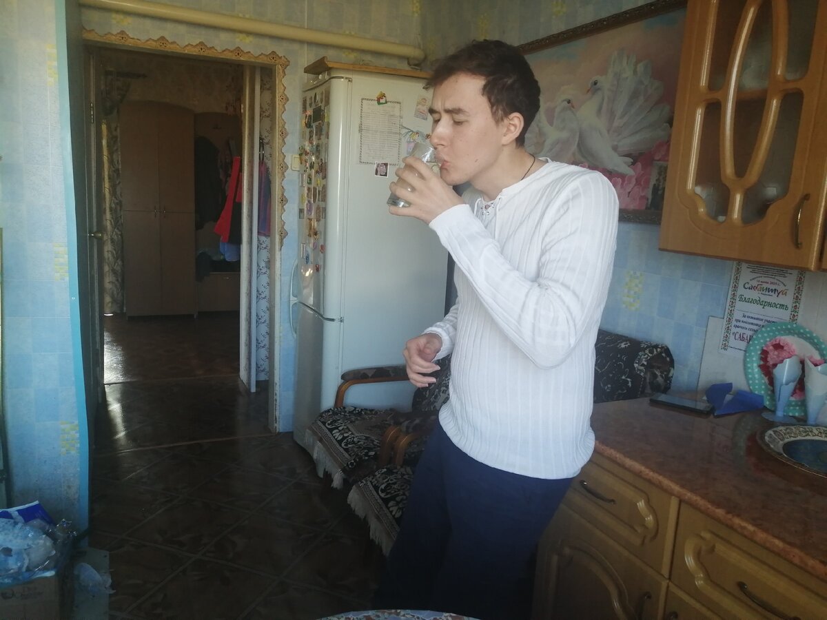 Пью воду на кухне