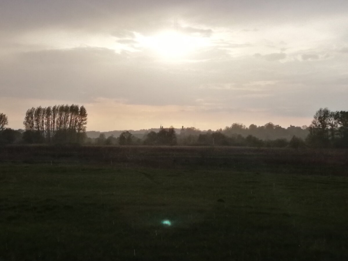 Ну я сначала думал шаравая молния. Но эта хрень зелёного свечения. Бывают шаровые молнии зелёные?