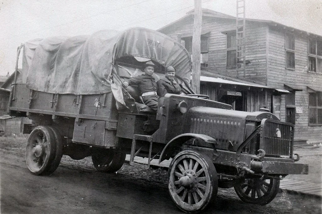 Автомобили первой мировой. Standard b Liberty грузовик WWI. Standard b Liberty Truck модель 1 35. Автомобили первой мировой войны 1914-1918. Грузовик Прага ПМВ.