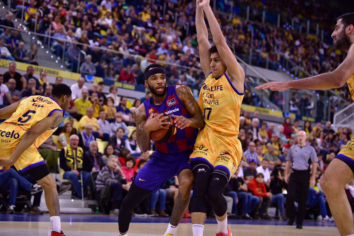 Малькольм Дилэйни в атаке против «Гран-Канарии