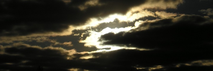 © All rights reserved. --- Лучи Солнца пробиваются сквозь тучи.