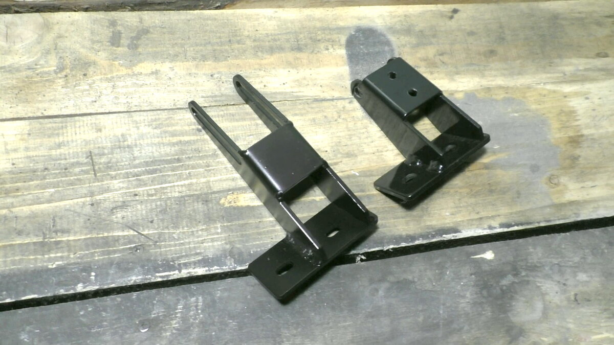 Справа "завод", слева "удлиннёнка". Могу сказать, что сварка заводской петли на 2 точках на сторону выглядит менее надёжной.