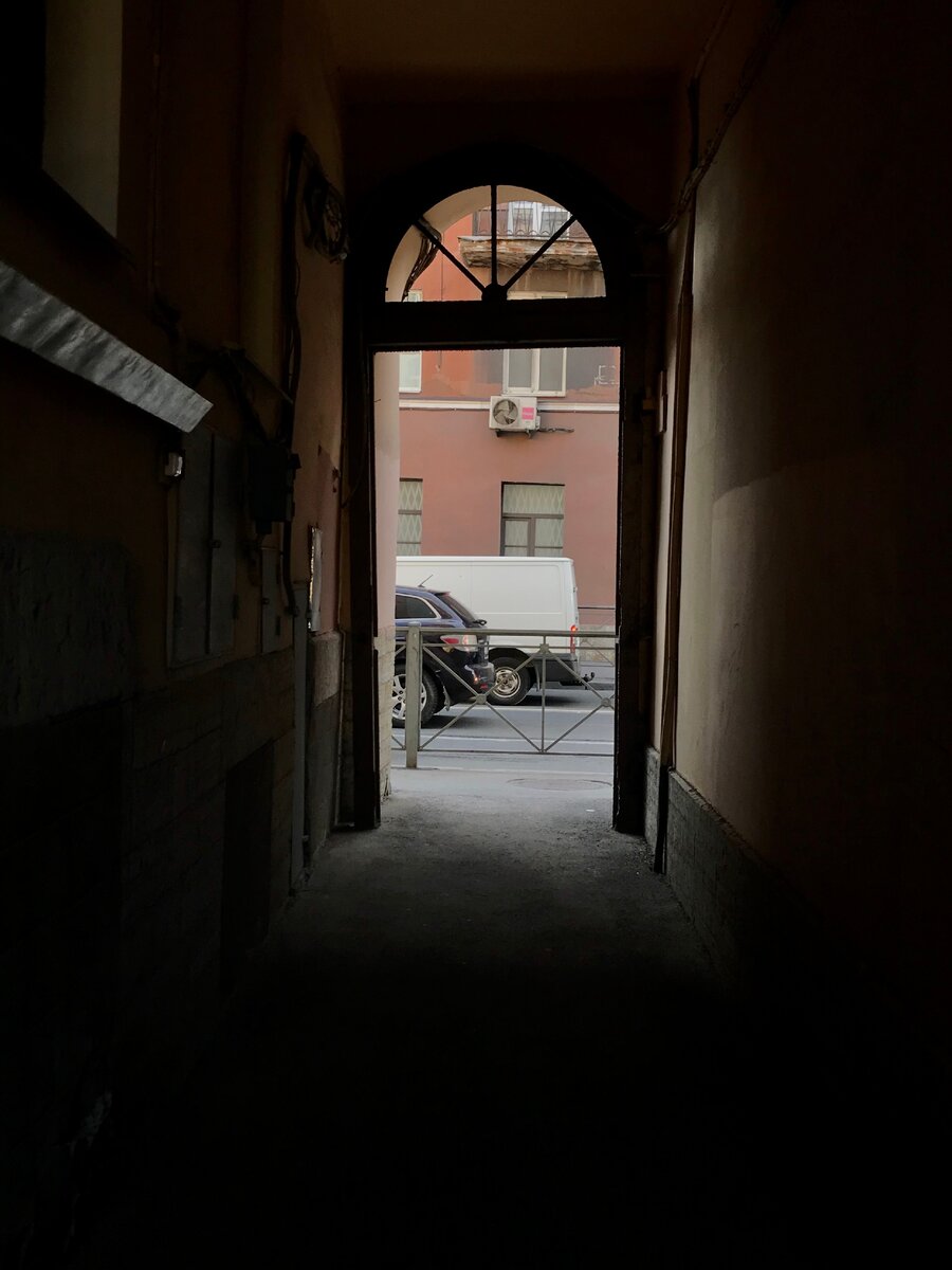 На месте входа, видимо, раньше была дверь