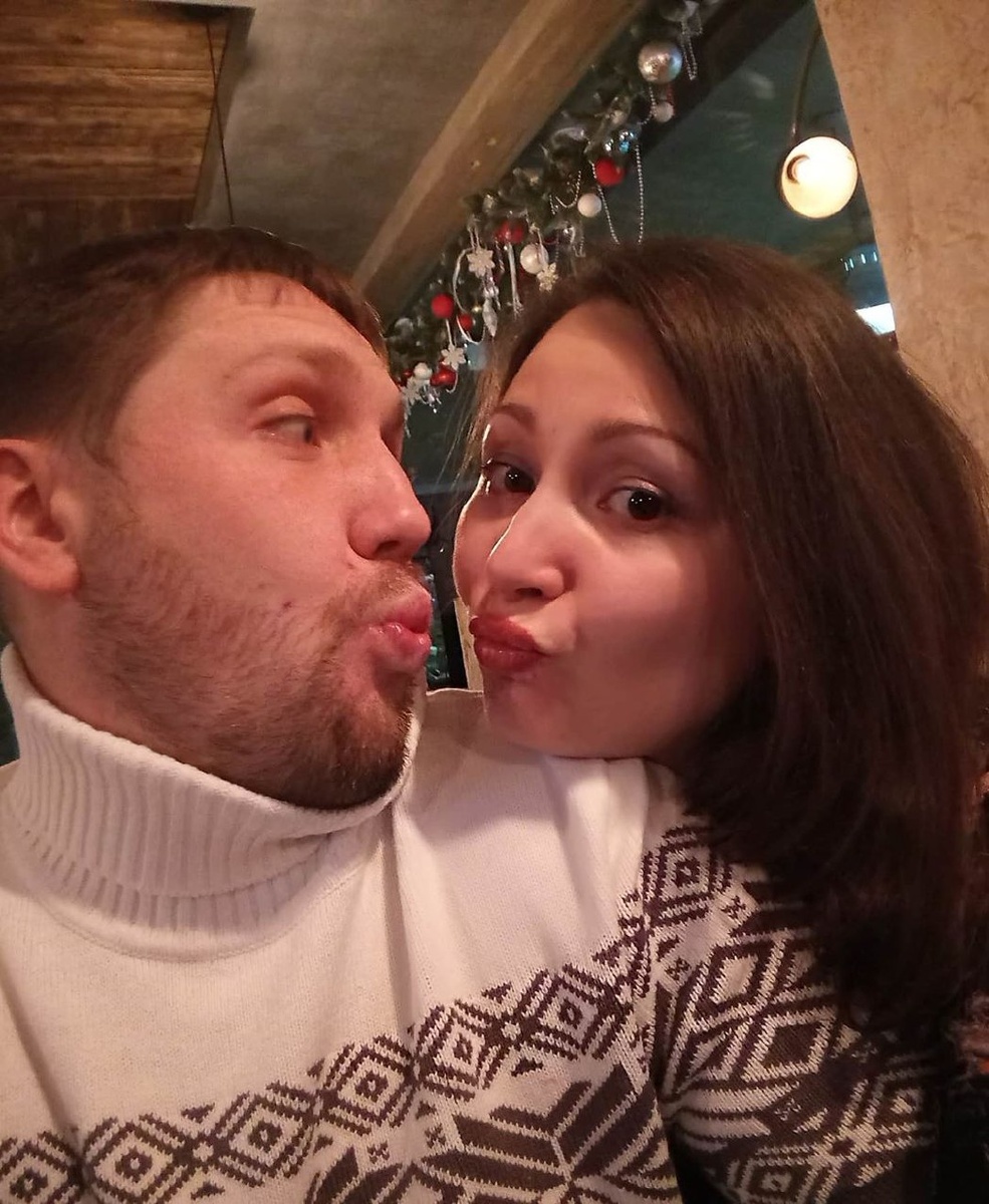 КУПЛЮ РАБОТУ! 
Так получается?! ⠀ 
Пару историй👇👇👇Только вдумайтесь! ⠀ 
Женщина заказала такси, чтобы устроиться на работу за 30км от города и готова платить 500₽, если вдруг случайно пропустит маршрут обратно. ⠀ 
Мужчина взял в аренду машину, чтобы работать в такси  и попутно возить детей в садик. ⠀ 
Девушка-визажист готова сама платить за стажировку в простой парикмахерской  целых 2 месяца и при этом ездить туда на такси. ⠀ 
Женщина берет с собой 3 ланч-бокса с едой, так как её рабочий день составляет 20 часов, а столовая не предусмотрена. ⠀ 
Продолжать? И таких миллионы среди нас, готовые платить, чтобы работать. ⠀ 
Их работа такая особенная или они слепы, что пока я не говорю со стороны, они не видят этого. ⠀ 
Люди готовы покупать дорогую офисную одежду, ежедневно ездить на двух автобусах в обе стороны, платить за бизнес-ланч и считают, что их работа без вложений... 