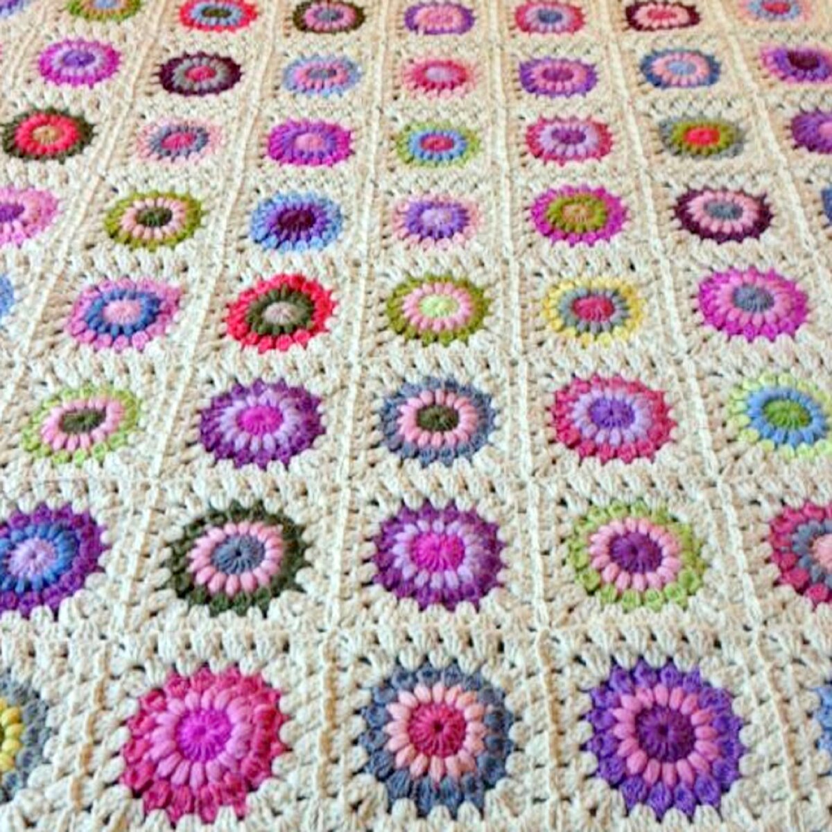 Цветочный бабушкин квадрат. Листайте галерею, чтобы посмотреть МК.