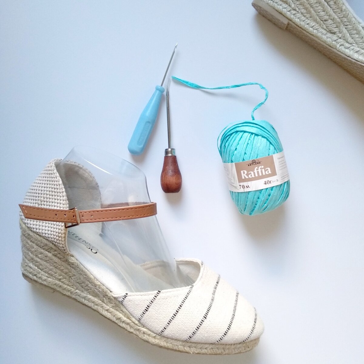 Инструменты для производства вязаной обуви. Сандалеты чисто для оформления статьи :) Изношенные или разонравившиеся верх и пятку легко заменить вязаным 