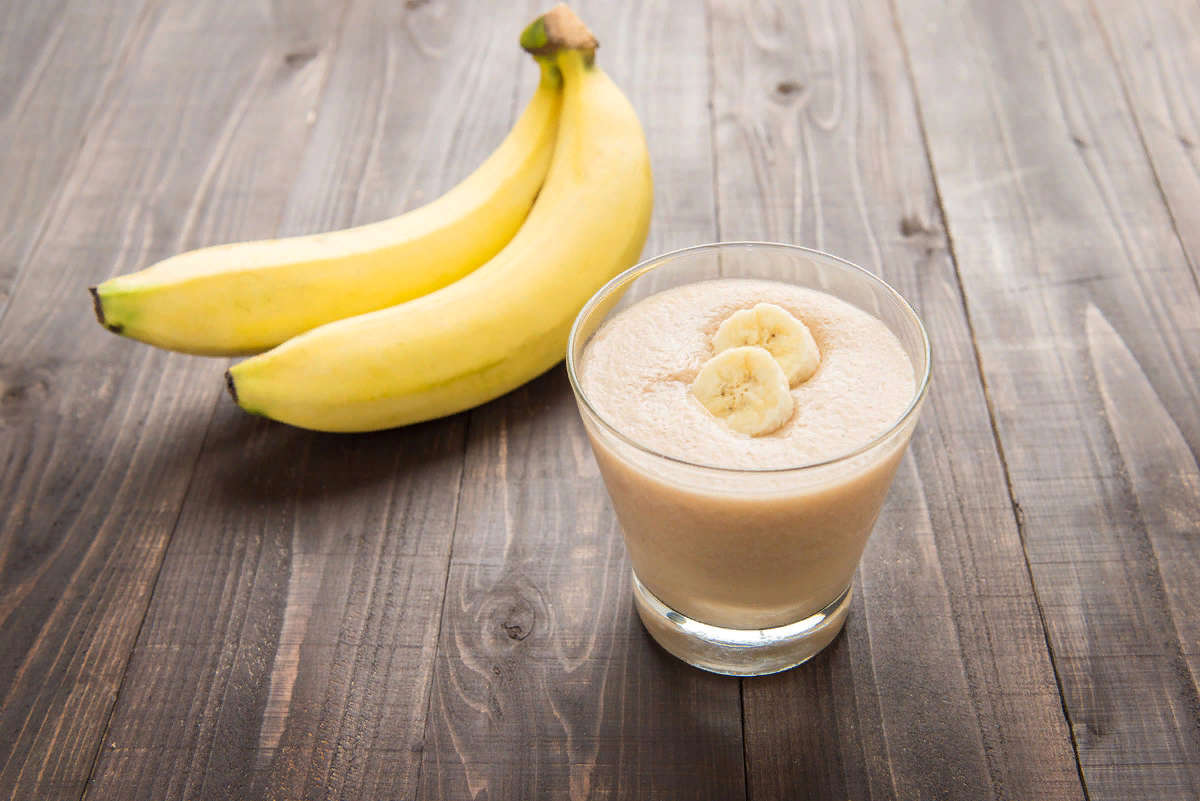 Banana on the table. Банановый Шейк Banana Shake. Банановый смузи. Коктейль банановый Шейк. Банановый молочный коктейль.