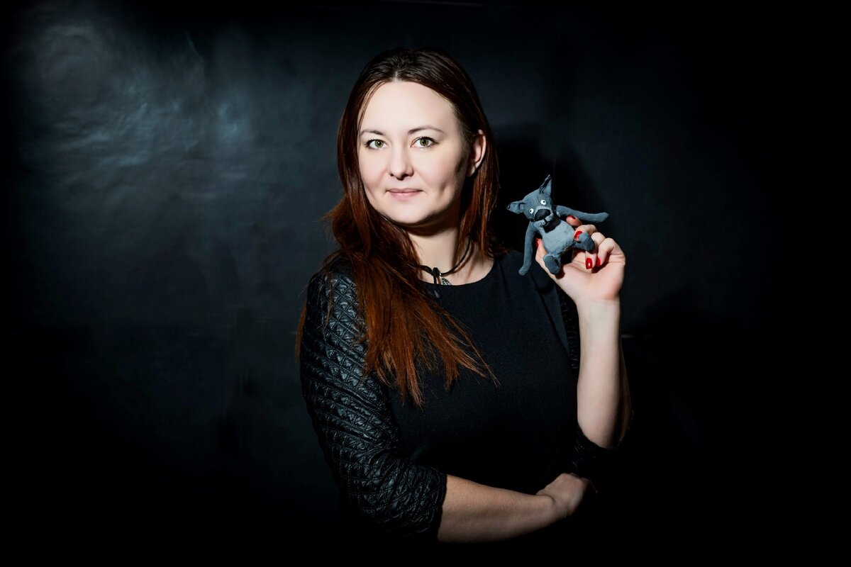 В руке я держу  персонажа из мультика "Жил был пес". Игрушка выполнена в ватной технике.