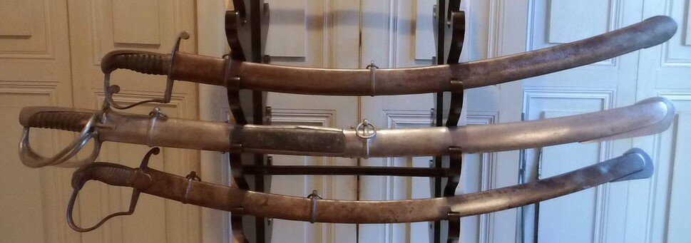 Шведская кавалерийская сабля обр. 1825 года (в середине), английская P1796LC (внизу) и прусская М1811 (вверху).