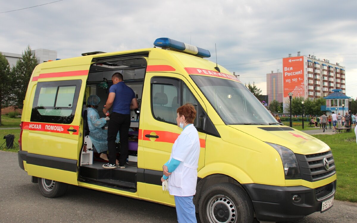За свою смертоносность ВИЧ и провоцируемый им СПИД называют «чумой 20 века» 
Вирус иммунодефицита человека (ВИЧ) пока считается неизлечимой болезнью. У зараженных ВИЧ-инфекцией развивается синдром приобретенного иммунодефицита (СПИД), в этой стадии пациенты умирают от сопутствующих заболеваний: инфекций, онкологии. Причина смерти от ВИЧ – одна из основных причин смертей у россиян от инфекционных заболеваний.

В Югре за 5 месяцев 2020 года отмечается снижение вновь зарегистрированных случаев. Если в 2019 году за данный период выявлено 504 человека, то в этом году – 375. Таким образом, снижение по округу составляет 26 %,  . Но в связи с ситуацией по коронавирусу окончательные цифры и выводы можно делать только по итогам года.

Как отмечает  врач-инфекционист, заведующая КУ  «Центр профилактики и борьбы со СПИД»  есть и другая статистика, которая говорит о том, что патологический процесс ВИЧ-инфицирования распространился во все слои населения.
– Считается, что эпидемия в округе приобрела «генерализованный» характер. Пораженность населения ВИЧ в округе составляет более 1%,  такая цифра – 1395 человек на 100 тысяч населения. За 5 месяцев 2020-го года в городе выявлено вновь инфицированных 16 человек, из них 8 – жители города: все они заразились половым путем. 2 человека входят в статистику наркотического пути заражения.

Из всех зараженных по округу в 2020 году у 26% – «наркотическое происхождение», у остальных 74% – половой путь инфицирования. То есть, общепринятая схема заражения ВИЧ, которая на слуху у всех – употребление наркотиков = заражение ВИЧ – сегодня не является самой актуальной. И, как считают специалисты, о такой тенденции последних 3-4 лет необходимо говорить.

В последнее время и в округе, и  наблюдается снижение употребления наркотиков. Лица, кто сейчас употребляют наркотики, хорошо осведомлены в своих действиях, используя при достижении эйфорического состояния одноразовые шприцы. Но сегодня превалируют в основном наркотики синтетического характера: дезоморфин (или как его называют «крокодил»), различные курительные смеси, марихуана, спайсы и новая группа так называемых ингалянтов.

Если выявляются зараженные ВИЧ-инфекцией лица, употребляющие наркотики, то это, как правило, лица, давно ведущие такой образ жизни: начали употреблять наркотики 15 и более лет назад, не обследовались, а выявлены, например, только в 2020 году, когда начинаются проблемы с здоровьем и приходится обращаться за медицинской помощью. Такие пациенты уже нетрудоспособны, многие освидетельствуются на инвалидность.

По данным эпидемиологической ситуации за 5 месяцев 2020 года имеет место снижение смертности и летальности от ВИЧ-инфекции. В первую очередь, это связано с доступностью антиретровирусной терапии всем пациентам, которые состоят на диспансерном учете и получают ее бесплатно.

Высокую эффективность сегодня показала стратегия «Тестируй и лечи» (прим. ред. Test and Treat), которую используют во всем мире, и у нас в регионе в том числе.

– Если раньше, например, 5 лет назад, мы назначали лечение по показаниям, то сегодня мы предлагаем терапию всем, – как только пациенту впервые поставили диагноз ВИЧ-инфекции – сразу предлагается лечение. Как следствие, смертность в округе снизилась на 35%. Результат действительно впечатляет. На данный момент в округе проживают 17 877 ВИЧ-инфицированных, из них проходят терапевтическое лечение 15 337 человек. 77 % пациентов получают терапию – это высокий показатель. Цифра еще выше – терапию получают из состоящих на учете 82%.

Сегодня в период коронавирусной пандемии все профилактические мероприятия прекращены до особого распоряжения и стабилизации эпидемиологической ситуации по COVID-19. Затем мероприятия возобновятся: массовые акции по экспресс-тестированию, встречи в трудовых коллективах, школах. Много заявок от работодателей, что радует, они приглашают сотрудников Центра СПИД для проведения лекций и тестирования на ВИЧ.
