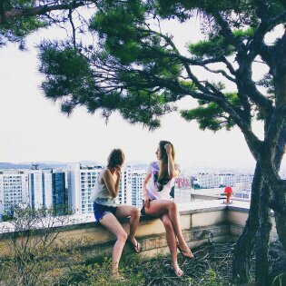 На крыше нашего дома, где мы жили с девочками