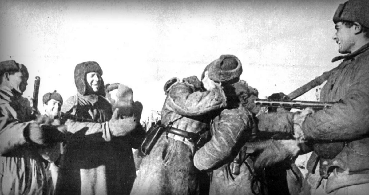 Встреча советских солдат, замкнувших Сталинградский котёл
