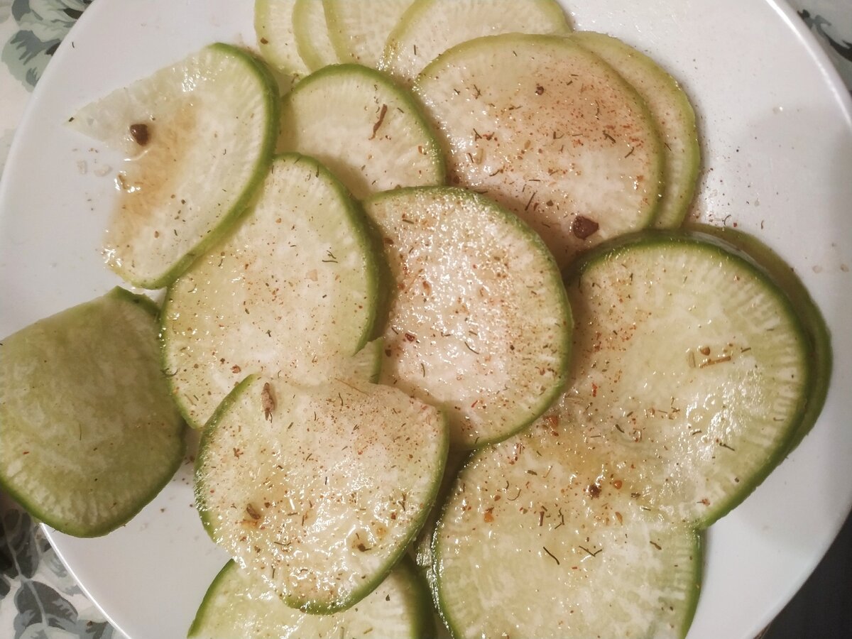 Неказистое карпаччо из зеленой редьки) 