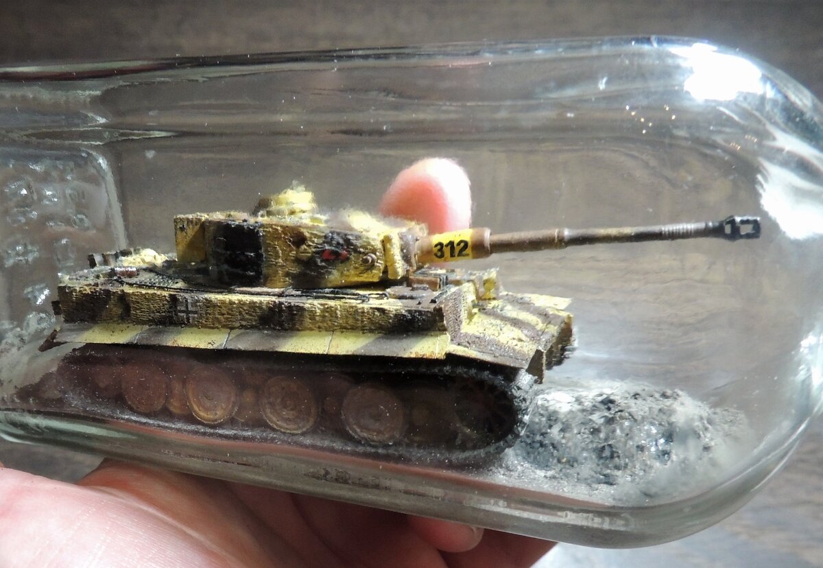 Историческая модель немецкого танка "Тигр", номер 312, 505 тяжелого танкового батальона. Камуфляж относится к 1944 году.