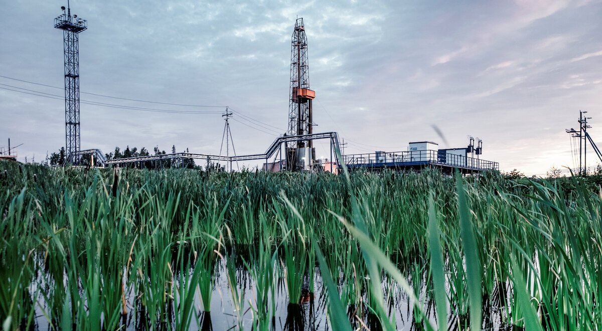 В «Газпром нефти» Сергей Вакуленко занимается стратегией.  Специально для нашего канала эксперт поразмышлял о перспективах и последствиях освоения сланцевых залежей в США.-2
